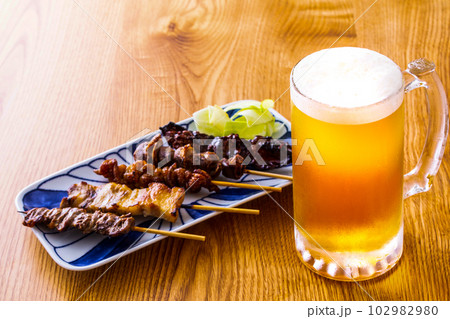居酒屋の焼鳥の盛合せとビール 居酒屋の焼鳥の盛合せとビール 102982980