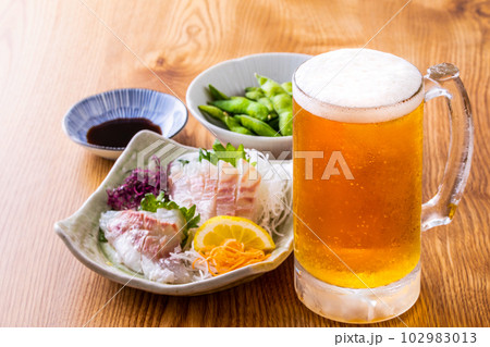 居酒屋の生ビールと料理 102983013