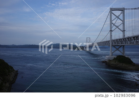 鳴門公園の千畳敷展望台から見た大鳴門橋と裸島 鳴門公園の千畳敷展望台から見た大鳴門橋と裸島 102983096