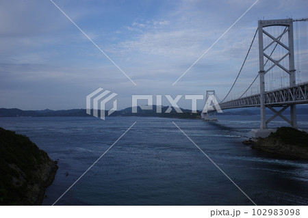 鳴門公園の千畳敷展望台から見た大鳴門橋と裸島 鳴門公園の千畳敷展望台から見た大鳴門橋と裸島 102983098