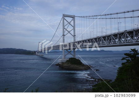 鳴門公園の千畳敷展望台から見た大鳴門橋と裸島 102983099