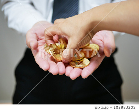 現金を強奪される男性 102983205