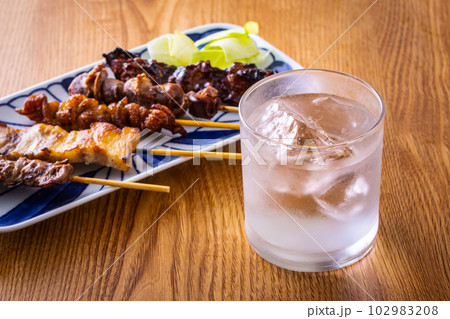焼酎のロックと焼鳥盛り合せ 102983208