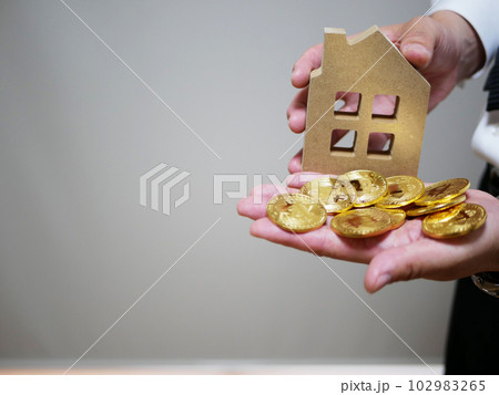 リフォームのため頭金を支払う 102983265