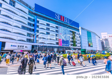 日本の東京都市景観 5月。青空が広がる池袋駅。強い日差しに、紫外線や熱中症にも注意＝2日 102983886