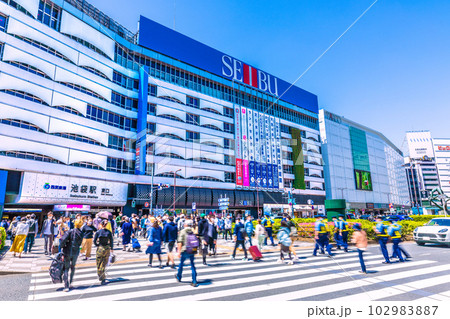 日本の東京都市景観 5月。青空が広がる池袋駅。強い日差しに、紫外線や熱中症にも注意＝2日 102983887