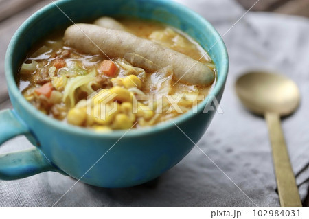 焼き物の器に入れた野菜たっぷりカレースープ 焼き物の器に入れた野菜たっぷりカレースープ 102984031