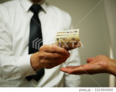 上司からアルバイト代をもらう人物 102984060