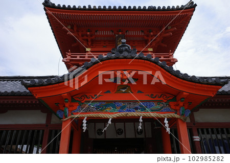 愛媛県の道後にある伊佐爾波神社の楼門 102985282