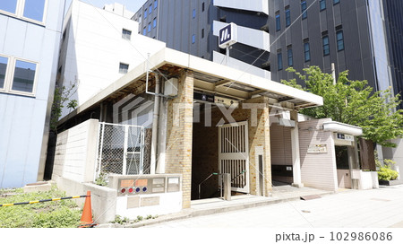 大阪メトロ千日前線の桜川駅5号出入口、エレベーターが設置されている 大阪メトロ千日前線の桜川駅5号出入口、エレベーターが設置されている 102986086