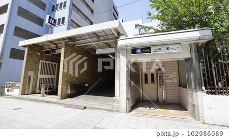 大阪メトロ千日前線の桜川駅5号出入口、エレベーターが設置されている 大阪メトロ千日前線の桜川駅5号出入口、エレベーターが設置されている 102986089