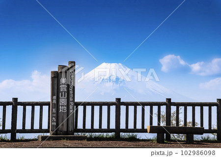 静岡県の伊豆スカイライン巣雲山からの富士山 102986098