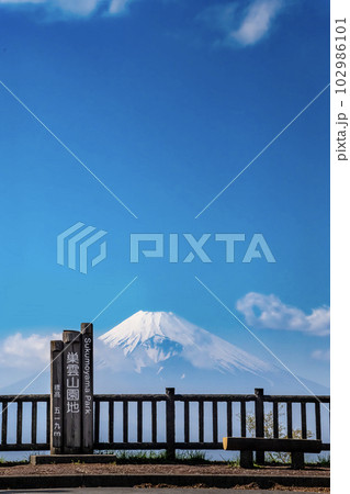 静岡県の伊豆スカイライン巣雲山からの富士山 静岡県の伊豆スカイライン巣雲山からの富士山 102986101