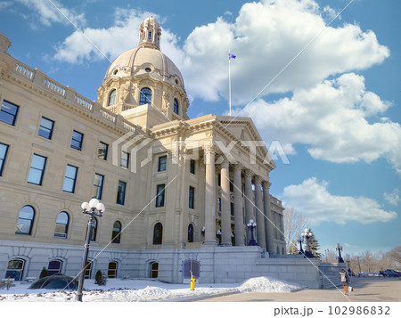 Right side of the Alberta Legislature Building, Legislative Assembly of Alberta and the Executive Council of Alberta also call the Ledge in Canada. 102986832