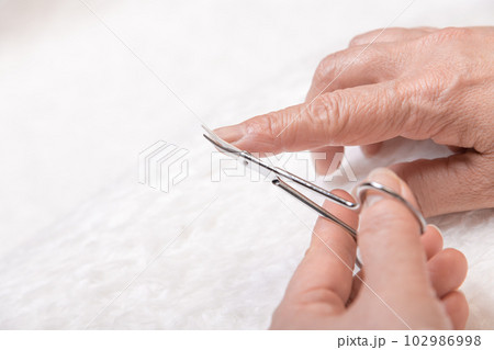 【ハサミで手の爪を切るミドル女性 ムートン】 【ハサミで手の爪を切るミドル女性 ムートン】 102986998
