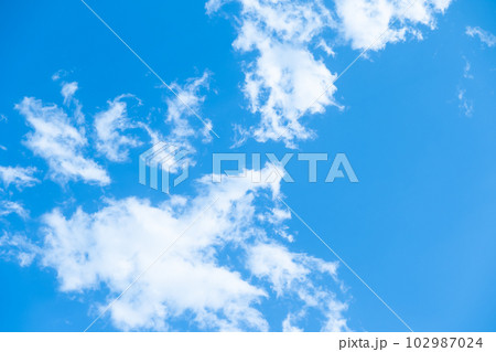 青空に雲があるイメージ 青空に雲があるイメージ 102987024