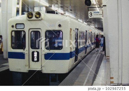 小田急新宿駅地下ホーム拡張工事で閉鎖中に2号線を発着する4000形各停、1981年7月4日 小田急新宿駅地下ホーム拡張工事で閉鎖中に2号線を発着する4000形各停、1981年7月4日 102987255