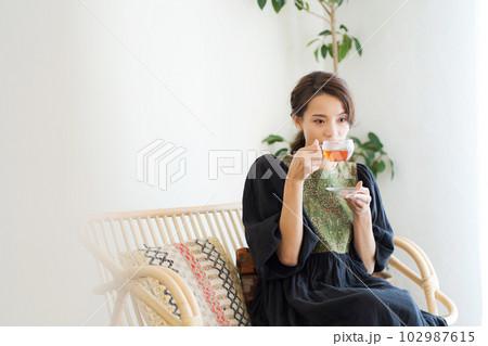 紅茶を飲む女性の写真 102987615