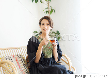 紅茶を飲む女性の写真 102987743