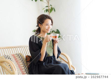 紅茶を飲む女性の写真 紅茶を飲む女性の写真 102987744