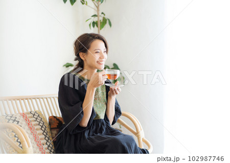 紅茶を飲む女性の写真 102987746