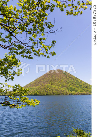新緑の榛名山 榛名湖と榛名富士 新緑の榛名山 榛名湖と榛名富士 102987825