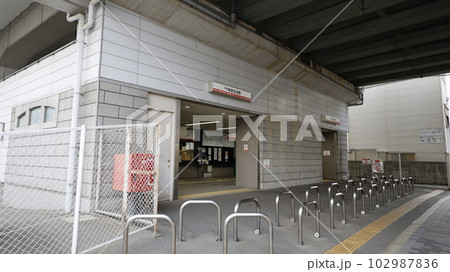 南海電車南海線、高野線の岸里玉出駅の岸里口 102987836