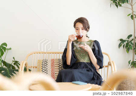 紅茶を飲む女性の写真 102987840