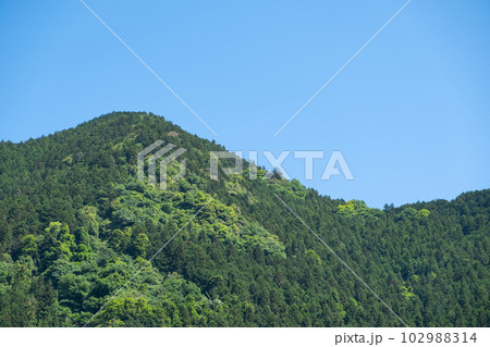 青空と山のイメージ 102988314