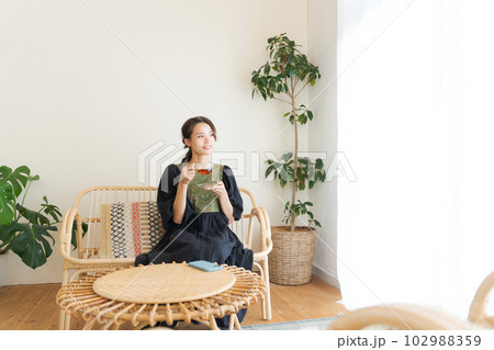 紅茶を飲む女性の写真 102988359