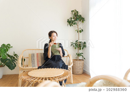 紅茶を飲む女性の写真 紅茶を飲む女性の写真 102988360