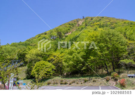 新緑の榛名富士と榛名山ロープウェイ 102988503