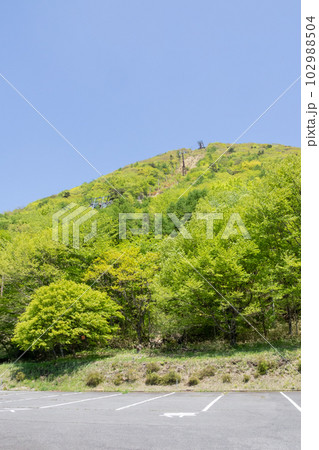 新緑の榛名富士と榛名山ロープウェイ 102988504