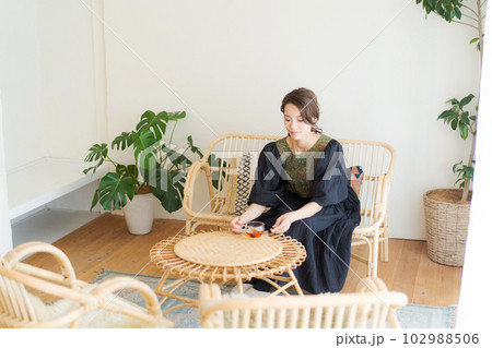 紅茶を飲む女性の写真 102988506