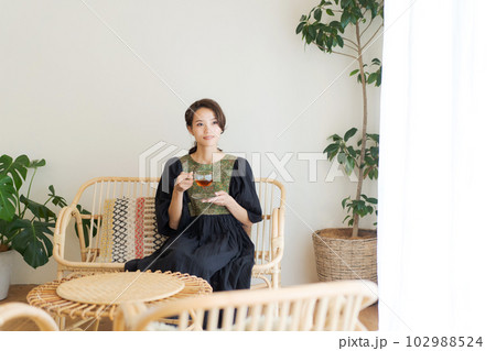 紅茶を飲む女性の写真 102988524