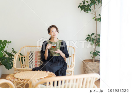 紅茶を飲む女性の写真 102988526