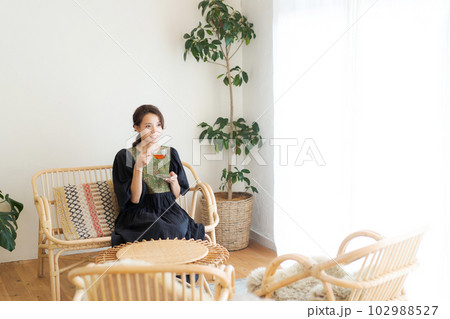 紅茶を飲む女性の写真 102988527
