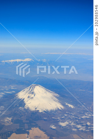 富士山_上空から見る冠雪した富士山の絶景 富士山_上空から見る冠雪した富士山の絶景 102988546