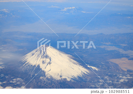 富士山_上空から見る冠雪した富士山の絶景 102988551