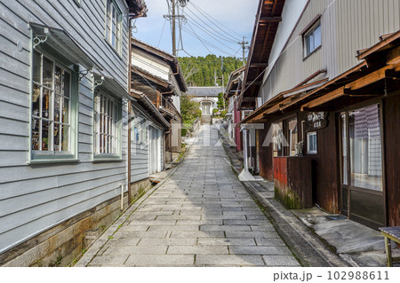 正面に絵画館を見る大正村路地風景 102988611