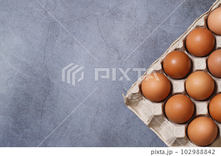 The benefits of egg yolks and egg whites are high in protein for the body. 102988842