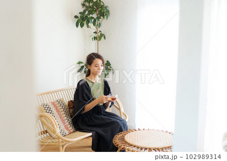 紅茶を飲む女性の写真 紅茶を飲む女性の写真 102989314