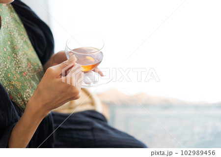紅茶を飲む女性のパーツカット 102989456