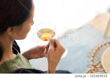 紅茶を飲む女性のパーツカット 102989658