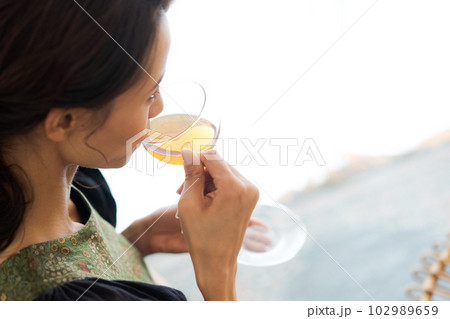 紅茶を飲む女性のパーツカット 102989659