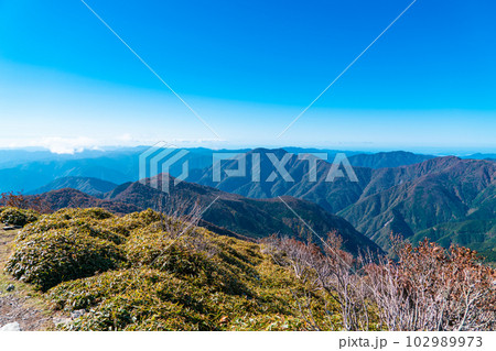 次郎笈から見た秋晴れの四国山地の山並み　徳島県三好市 102989973