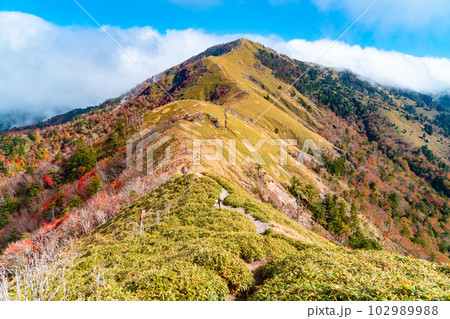 【日本百名山】次郎笈から見た秋の剣山1 徳島県三好市・美馬市・那賀郡那賀町 【日本百名山】次郎笈から見た秋の剣山1 徳島県三好市・美馬市・那賀郡那賀町 102989988