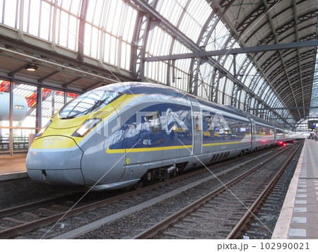 アムステルダム中央駅に停車するユーロスター アムステルダム中央駅に停車するユーロスター 102990021