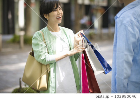 買い物を楽しむ若いカップル 買い物を楽しむ若いカップル 102990046