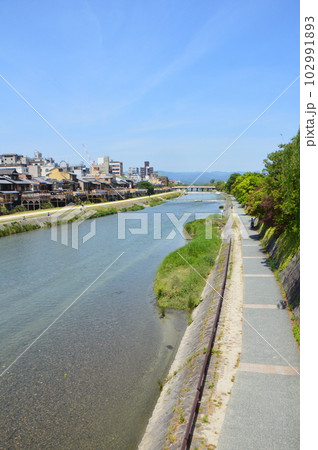 初夏・四条大橋から鴨川の上流方面をのぞむ（京都府京都市） 102991893